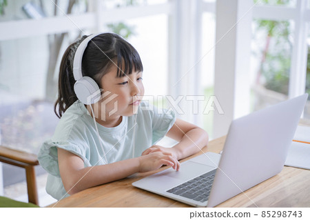 Kids studying online at home 85298743