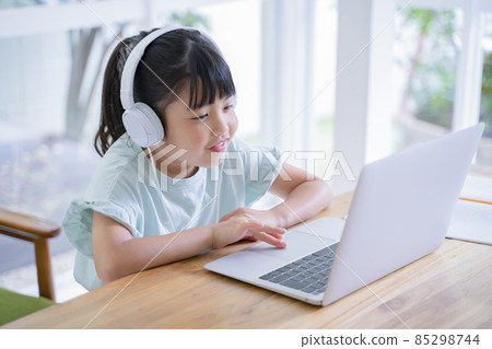 Kids studying online at home 85298744