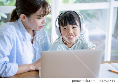 Kids studying online at home 85298745