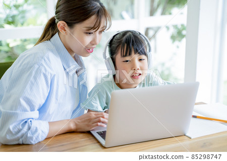 Kids studying online at home 85298747