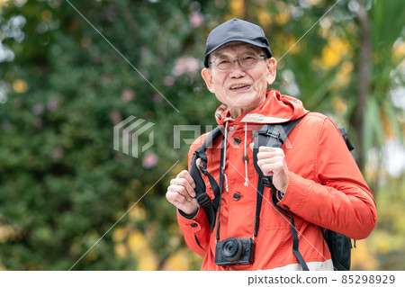 資深男性遠足愛好山走 資深男性遠足愛好山走 85298929