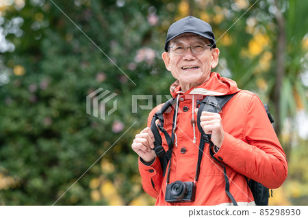 資深男性遠足愛好山走 資深男性遠足愛好山走 85298930
