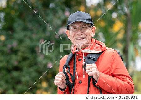 資深男性遠足愛好山走 資深男性遠足愛好山走 85298931