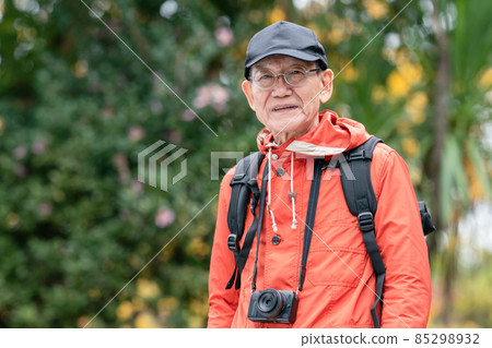 資深男性遠足愛好山走 85298932