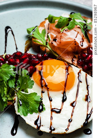 Fried egg and ham sandwich on a plate top view close-up 85298967