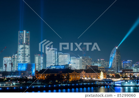 從神奈川縣橫濱市大山橋眺望整棟建築的港未來夜景 85299060