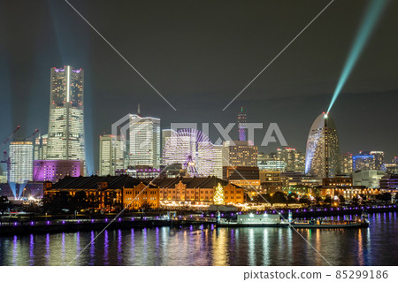 Night view of Minato Mirai lit throughout the building as seen from Osanbashi, Yokohama City, Kanagawa Prefecture 85299186