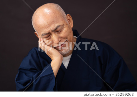 喝清酒日本清酒的老人 85299268