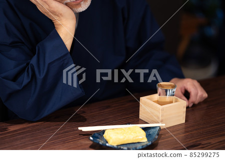 Senior man drinking sake Japanese sake Senior man drinking sake Japanese sake 85299275