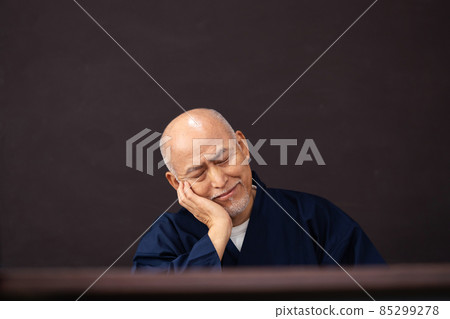 喝清酒日本清酒的老人 85299278