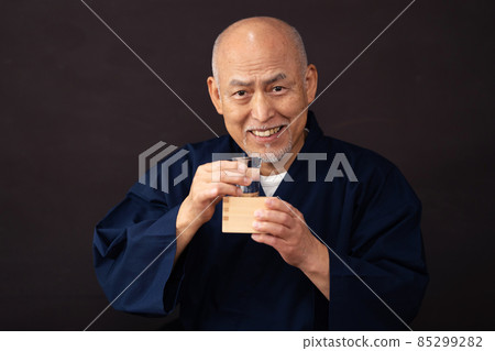 喝清酒日本清酒的老人 85299282