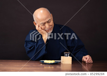喝清酒日本清酒的老人 85299284