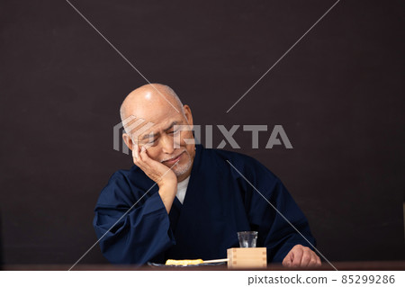 喝清酒日本清酒的老人 85299286