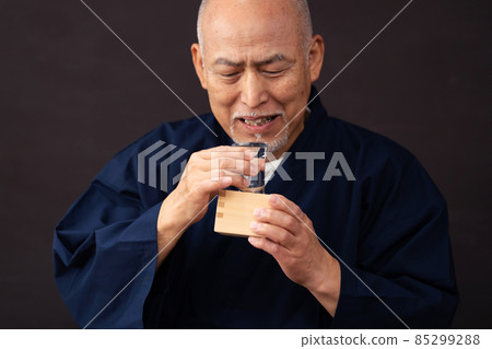 喝清酒日本清酒的老人 喝清酒日本清酒的老人 85299288