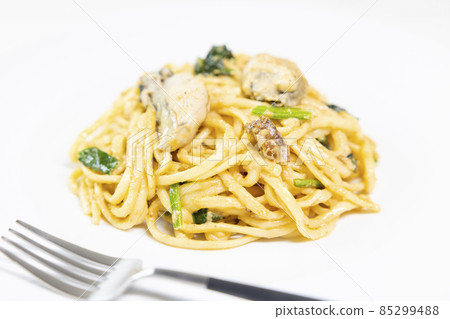 Delicious oyster and sea urchin cream sauce pasta 85299488
