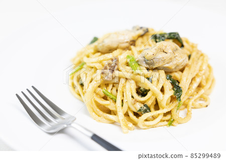 Delicious oyster and sea urchin cream sauce pasta 85299489