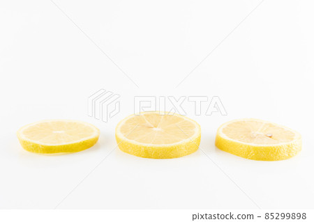 在白色背景上的檸檬 85299898