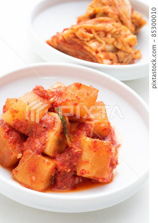 Kakuteki 和泡菜在白色背景的白色盤子上供應 Kakuteki 和泡菜在白色背景的白色盤子上供應 85300010