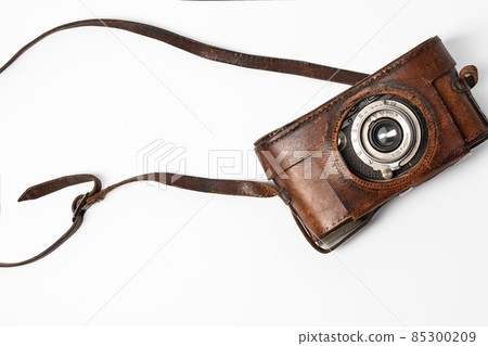 Old vintage camera with 35mm lens in brown leather case isolated on white background 85300209