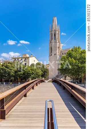 Girona, Bridge over the river in the center of Girona overlooking the Basilica of Saint Feliu on a sunny day, Catalonia, Spain. Girona, Bridge over the river in the center of Girona overlooking the Basilica of Saint Feliu on a sunny day, Catalonia, Spain. 85301572