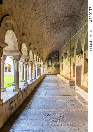 Spain, Girona, Colonnade in the courtyard of the Basilica in the city of Girona in Catalonia Spain Spain, Girona, Colonnade in the courtyard of the Basilica in the city of Girona in Catalonia Spain 85301574