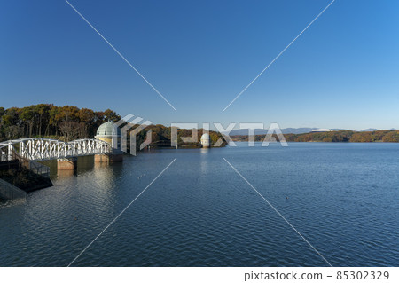 The first and second intake towers of the blue sky seen from the top of the Tama Lake in autumn colors The first and second intake towers of the blue sky seen from the top of the Tama Lake in autumn colors 85302329