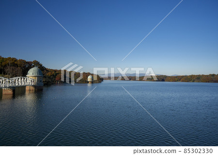 從秋天的多摩湖頂部看到的藍天的第一和第二入口塔 85302330