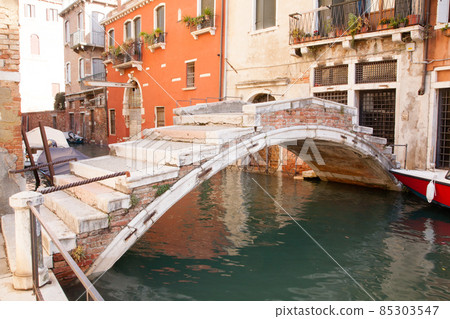 Bridge without parapet. Venice landmark. 85303547