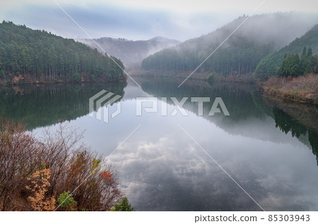 茨城縣常立宮市御前山大壩水壩湖的倒影 茨城縣常立宮市御前山大壩水壩湖的倒影 85303943