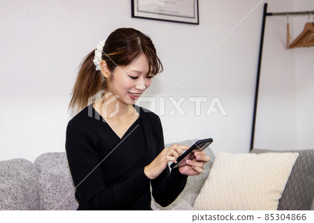 操作智能手機的女人 操作智能手機的女人 85304866