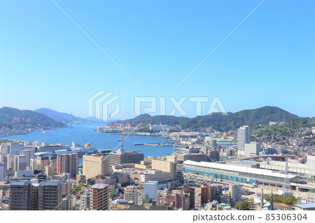 從山丘、長崎市中心、長崎港和重建中的長崎站周圍可以看到清晰的長崎市 85306304