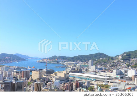 從山丘、長崎市中心、長崎港和重建中的長崎站周圍可以看到清晰的長崎市 85306305