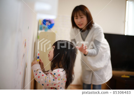 把貼紙貼在牆上的女孩 把貼紙貼在牆上的女孩 85306483
