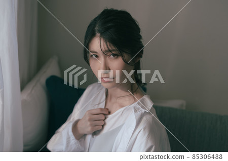 Female portrait at dusk Female portrait at dusk 85306488