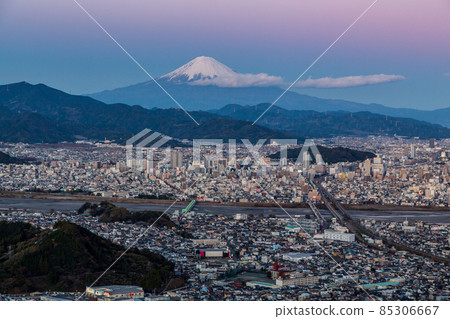 Evening view of red Fuji and Shizuoka city in the evening from Chosuniwa, Suruga-ku, Shizuoka 85306667