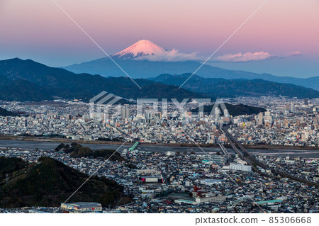 Evening view of red Fuji and Shizuoka city in the evening from Chosuniwa, Suruga-ku, Shizuoka 85306668