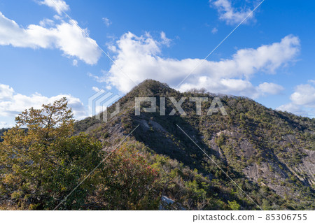 The second summit of Mt. Zenbo seen from the mountain trail (Kasai Alps) 85306755