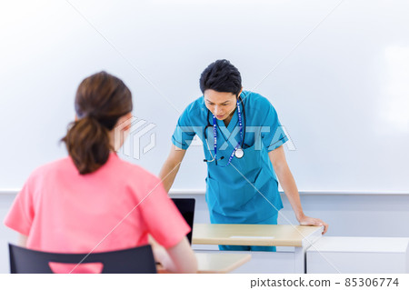 Medical site conference doctor Photography cooperation: Chuo Institute of Technology Japanese Language School 85306774