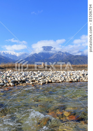 冬季安曇野清流和北阿爾卑斯山 冬季安曇野清流和北阿爾卑斯山 85306794