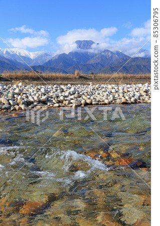 冬季安曇野清流和北阿爾卑斯山 冬季安曇野清流和北阿爾卑斯山 85306795
