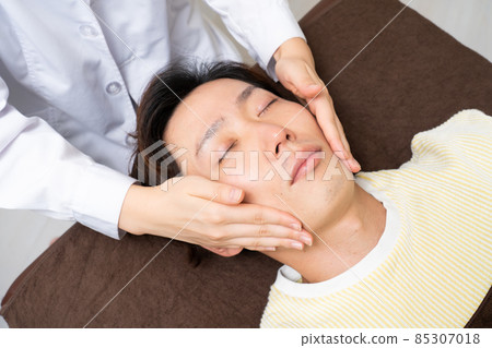 Men receiving facial beauty Men receiving facial beauty 85307018