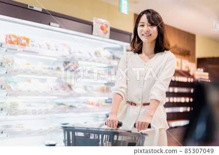 Young woman shopping at the supermarket 85307049