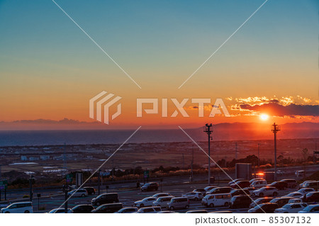 (Shizuoka Prefecture) Sunset seen from Shin-Tomei Surugawan Numazu SA 85307132