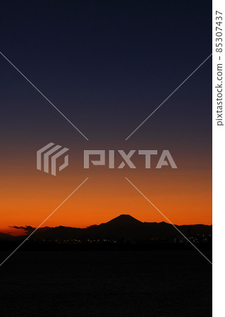 風景 富士山，在冬天的暮色中。東京市的燈光之外的富士山，前景中向左右延伸的山脈就是丹澤山脈。 85307437