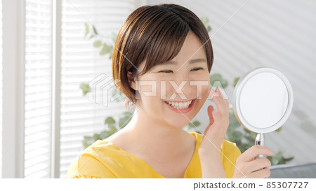 照鏡子的女人，美麗的形象，微笑 85307727