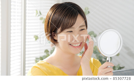 照鏡子的女人,美麗的形象,微笑 照鏡子的女人,美麗的形象,微笑 85307728