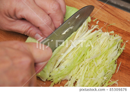 Cut the cabbage into thin strips 85309876
