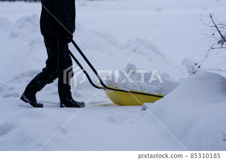 鏟雪的人的腳 85310185