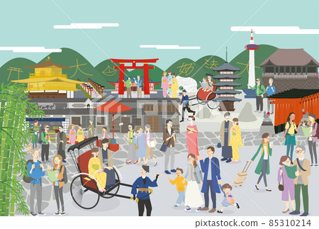 京都歷史悠久的城市景觀，有許多旅遊景點和似乎很享受的人 85310214