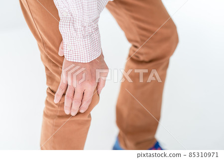 Senior man suffering from knee pain 85310971